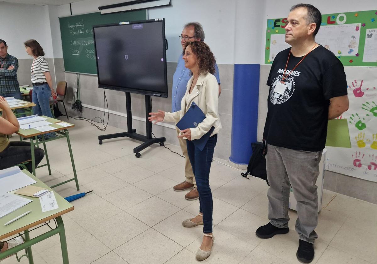 La nueva consejera de Educación, Eva Ledo, animó a los opositores antes del examen en Avilés.