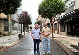 Ángel García y Raimundo Díaz, en la zona en la que se llevarán a cabo las obras.