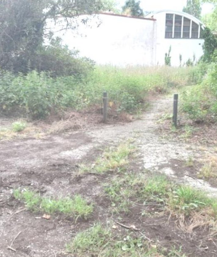 Imagen secundaria 2 - Los daños del argayo siguen a la vista en Huelgues, mientras el campo de petanca es tomado por la vegetación y las aceras no hacer honor a su nombre.