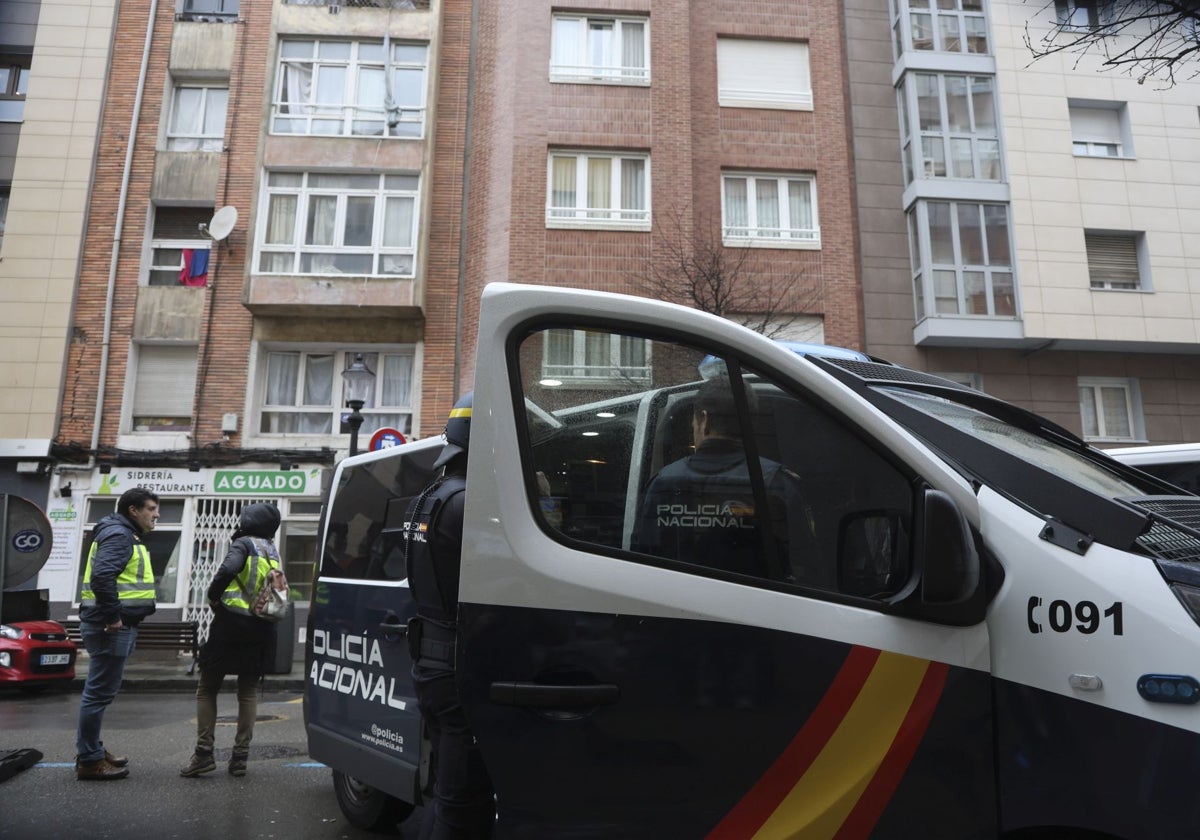 Varios agentes de la Policía Nacional, ayer, en el barrio de La Arena.