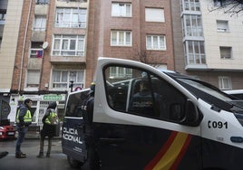 Varios agentes de la Policía Nacional se encuentran en el barrio de La Arena.
