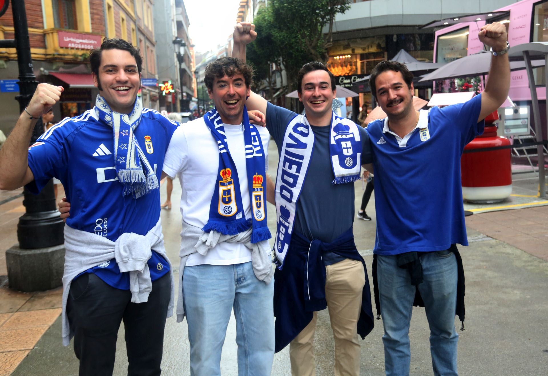 Oviedo se vuelca con su equipo: las mejores imágenes de la afición azul