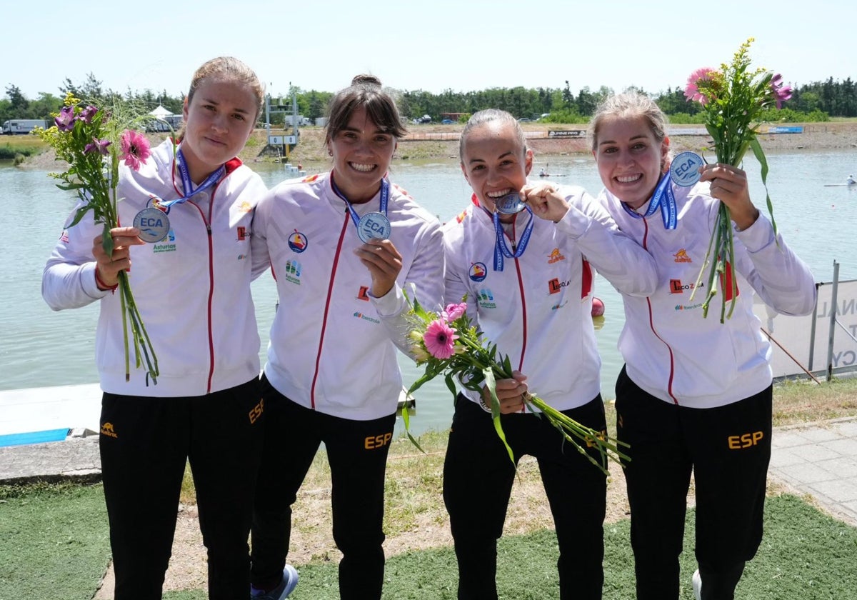Lucía Val, Sara Ouzante, Bárbara Pardo y Estefanía Fernández, con sus medallas, este sábado, en Racice