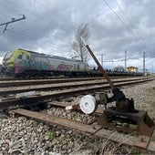 Cambio de agujas con un tren de Captrain moviendo bovinas en otra vía, en Viella.