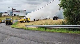 Los bomberos acudieron en tres ocasiones para regar y enfriar la zona.