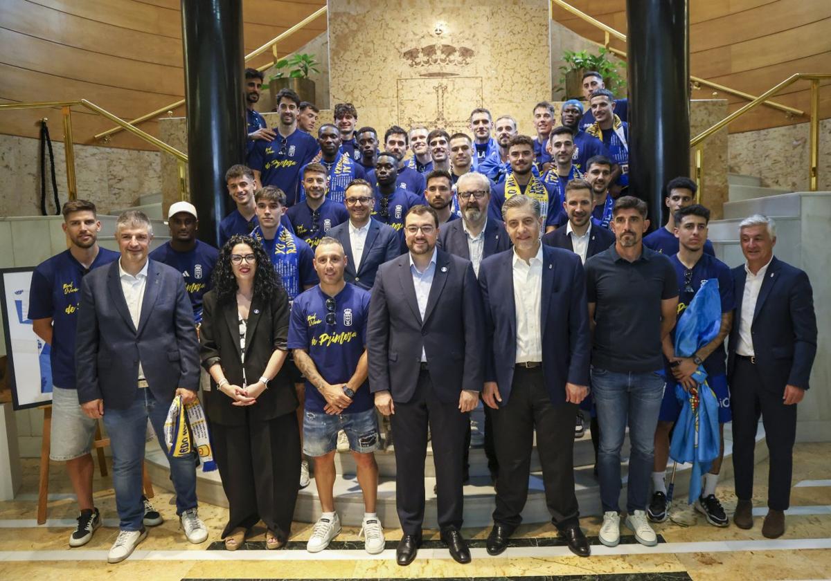 Recepción de las autoridades del Principado a la plantilla del Real Oviedo.