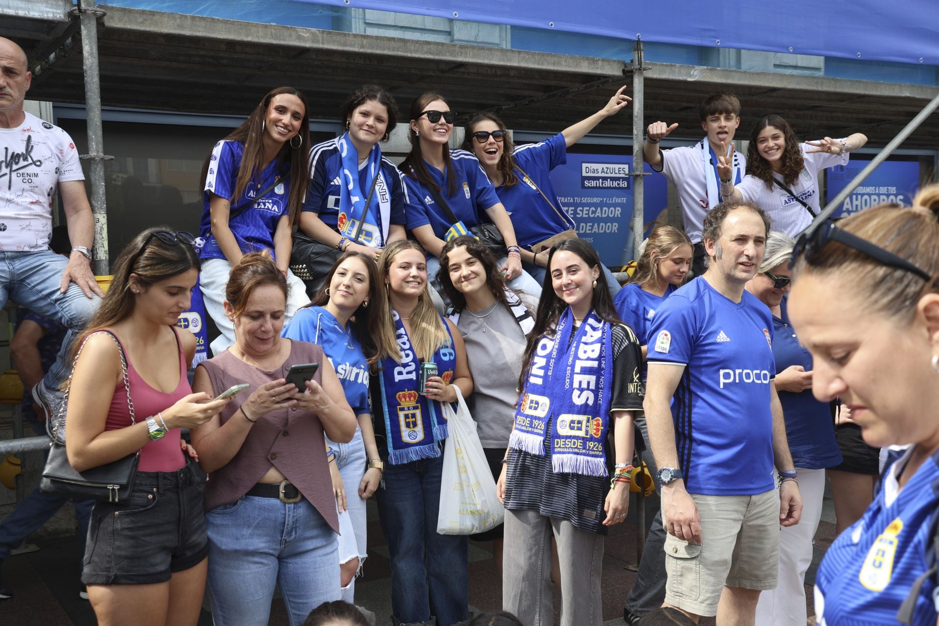 Fiesta eterna en Oviedo tras el ansiado ascenso a Primera