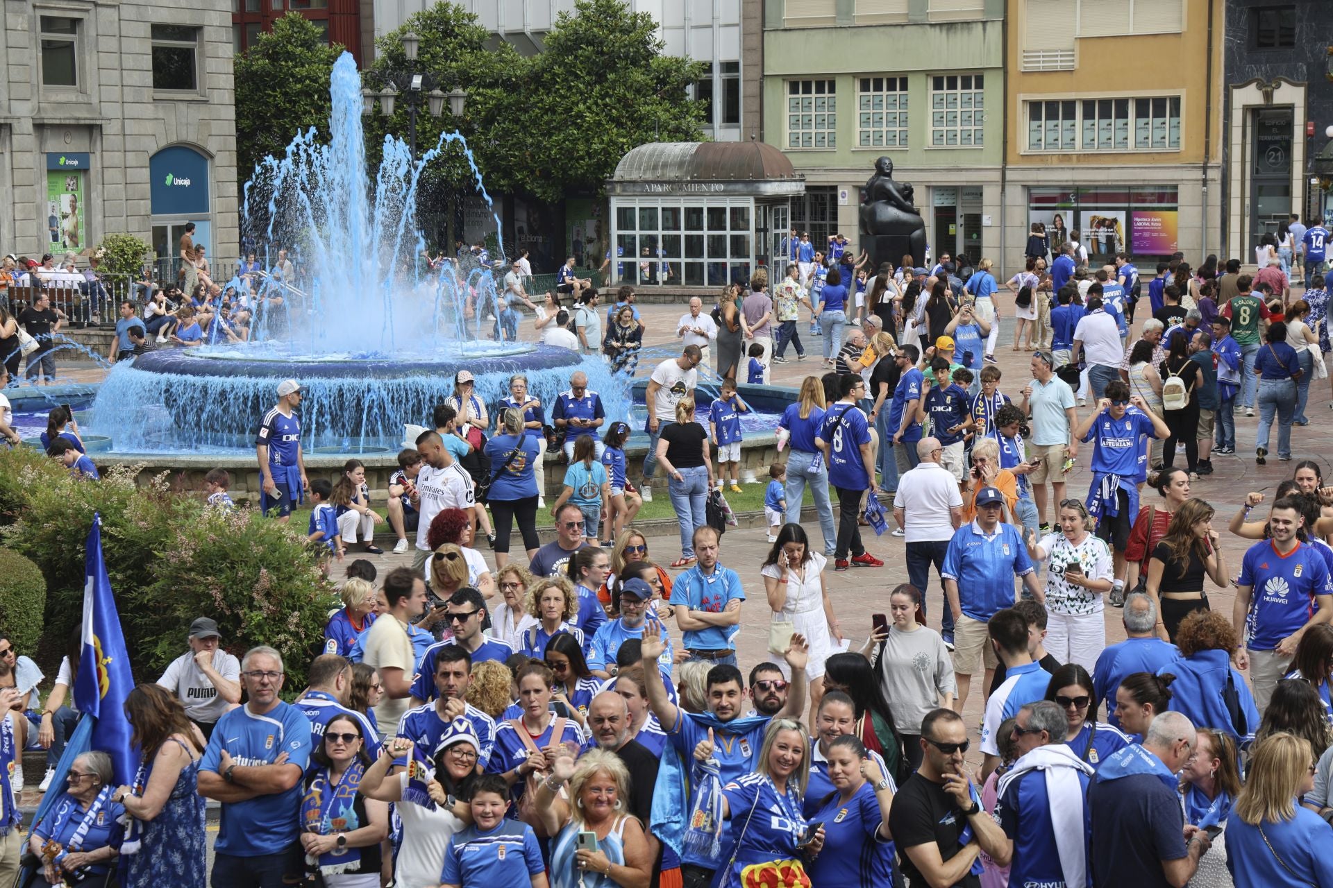Fiesta eterna en Oviedo tras el ansiado ascenso a Primera
