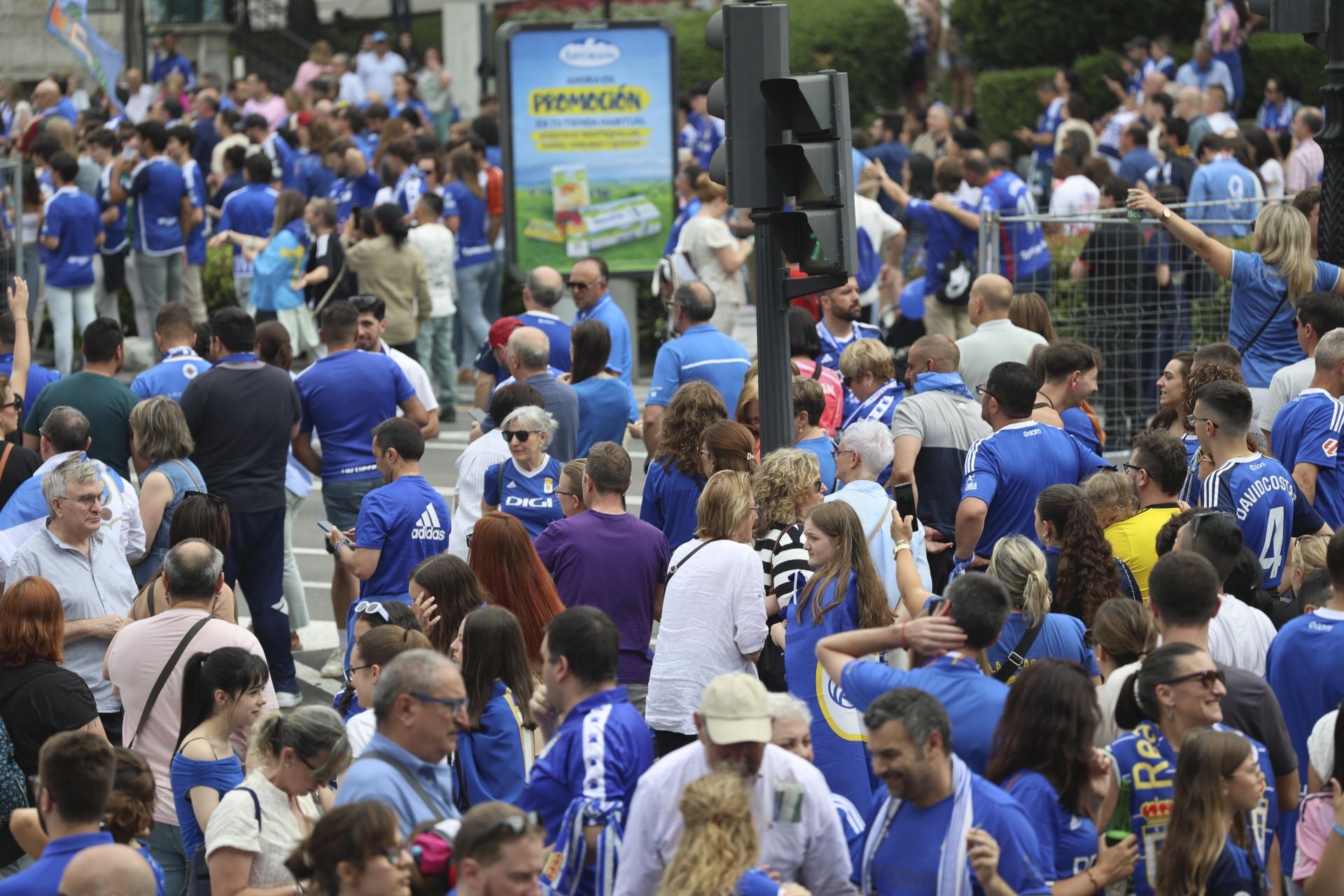 Fiesta eterna en Oviedo tras el ansiado ascenso a Primera