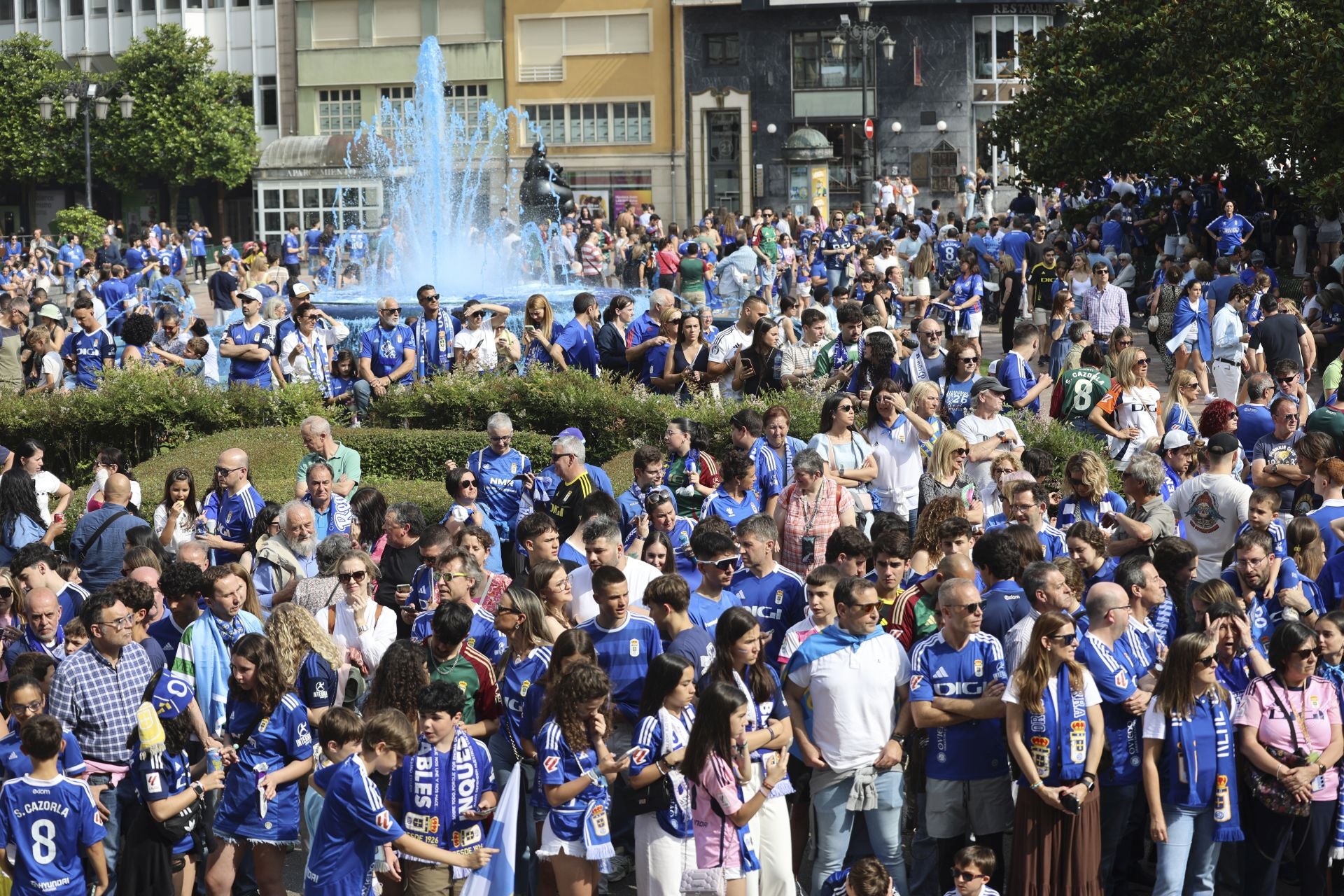 Fiesta eterna en Oviedo tras el ansiado ascenso a Primera