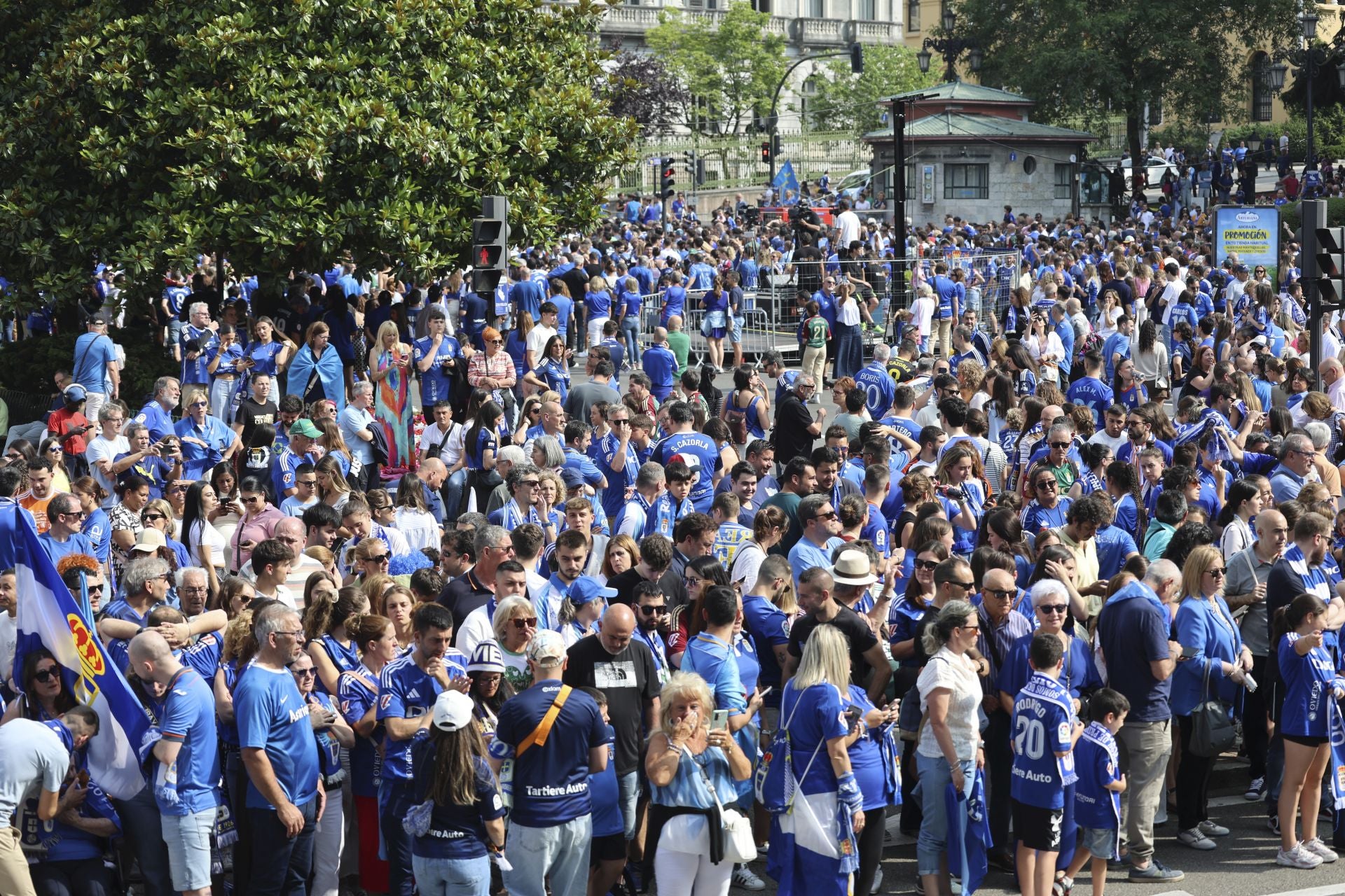 Fiesta eterna en Oviedo tras el ansiado ascenso a Primera
