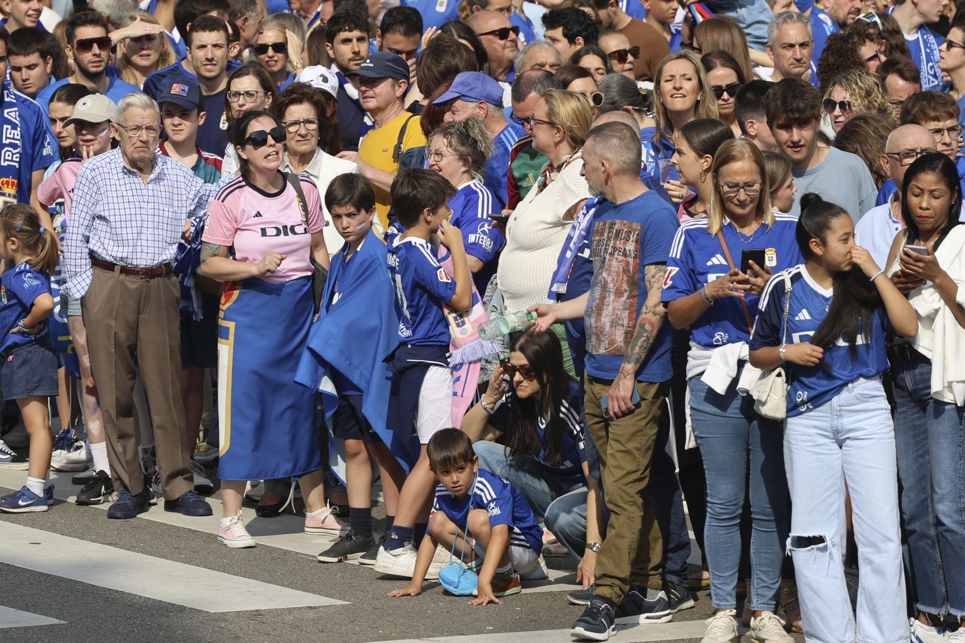 Fiesta eterna en Oviedo tras el ansiado ascenso a Primera