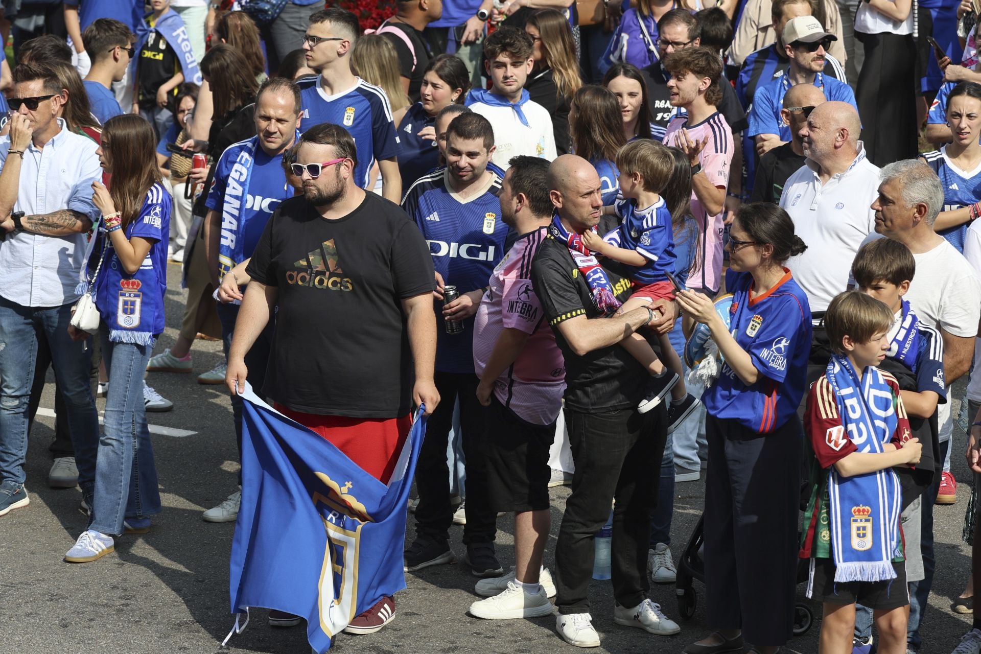 Fiesta eterna en Oviedo tras el ansiado ascenso a Primera