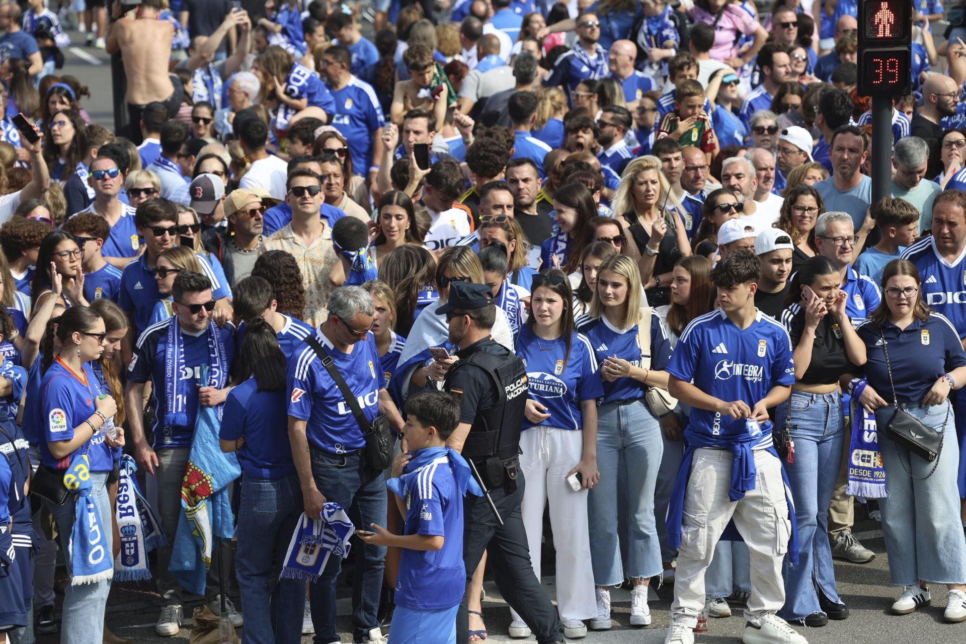 Fiesta eterna en Oviedo tras el ansiado ascenso a Primera