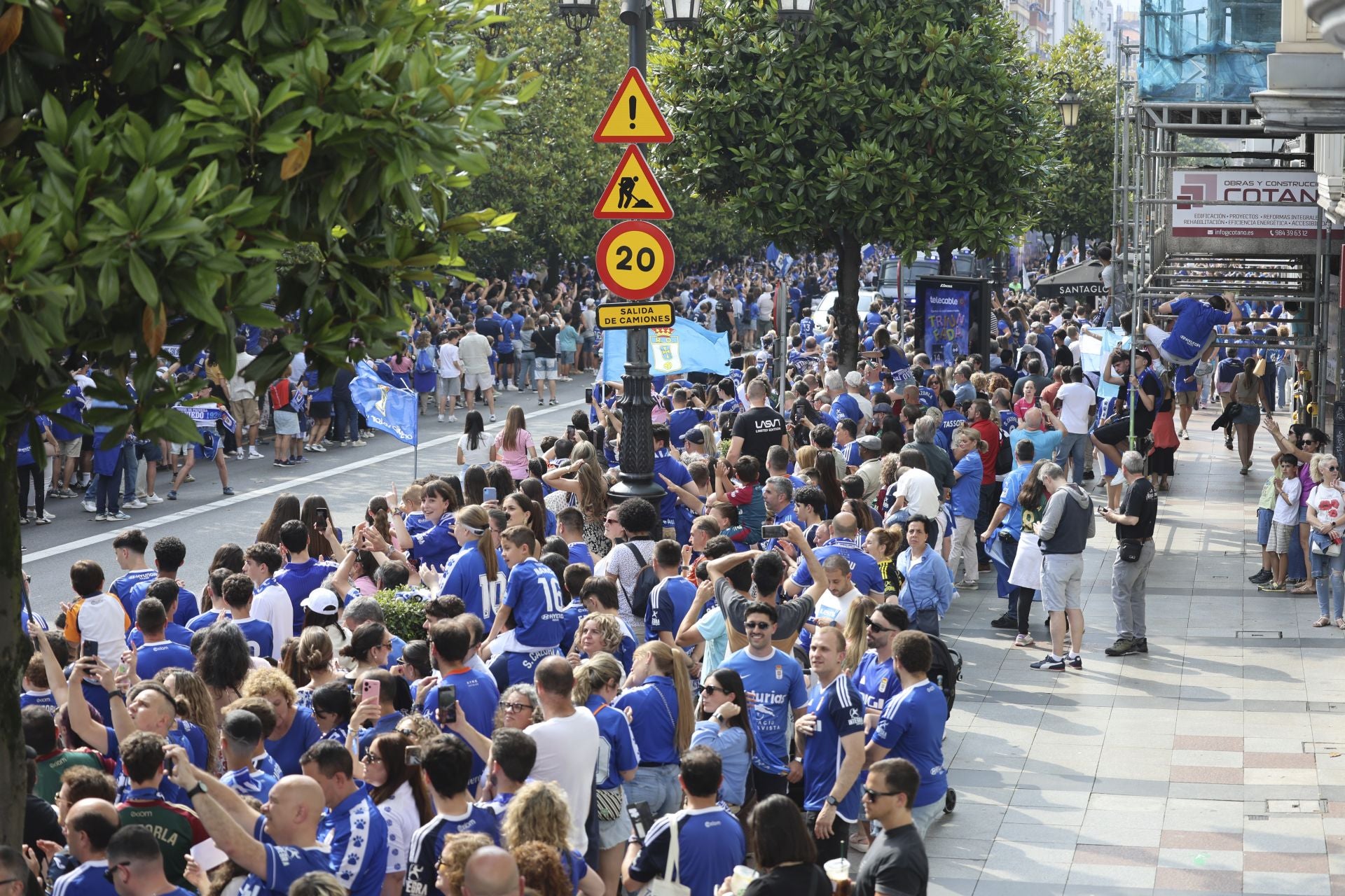 Fiesta eterna en Oviedo tras el ansiado ascenso a Primera