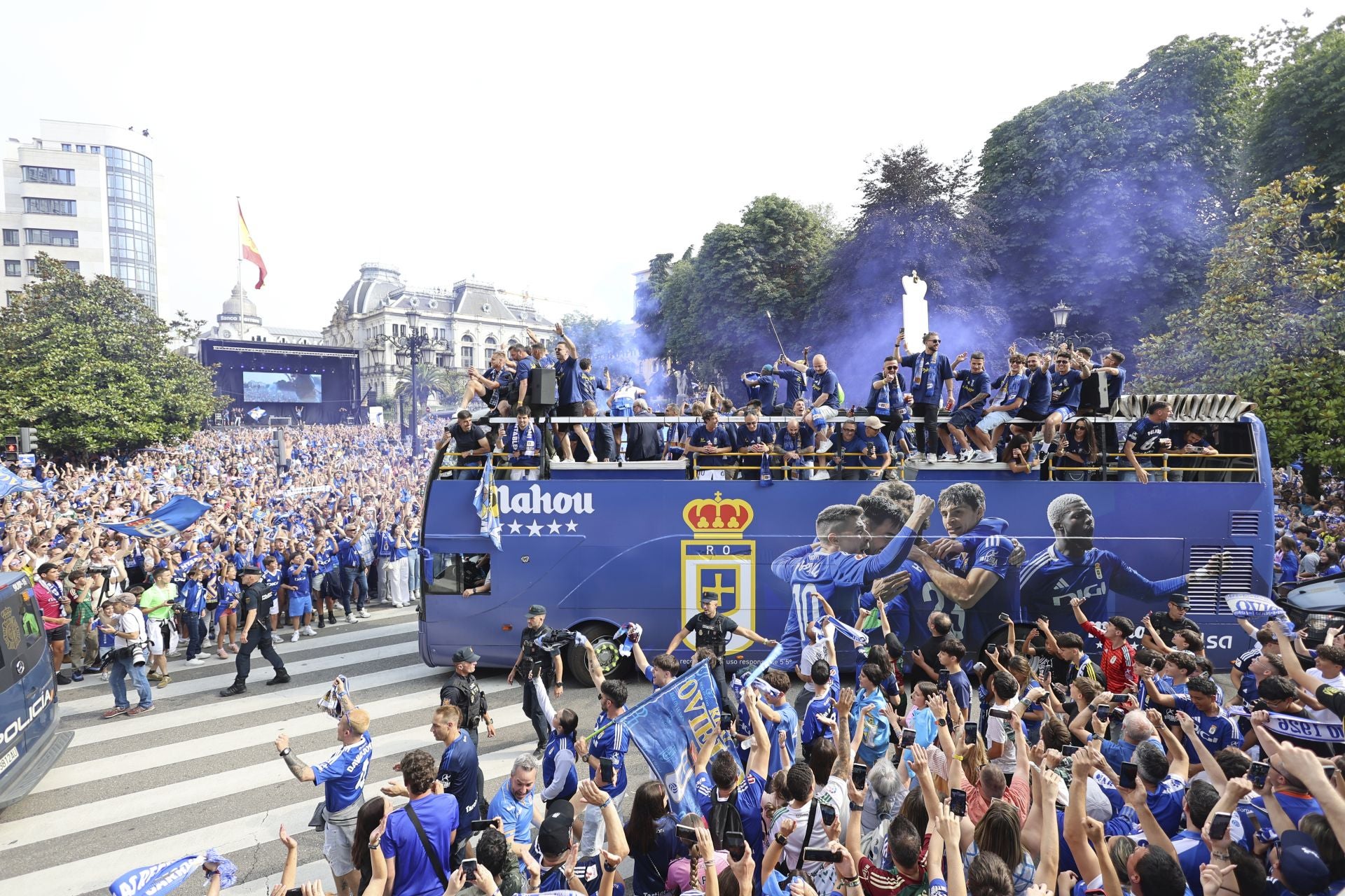 Fiesta eterna en Oviedo tras el ansiado ascenso a Primera