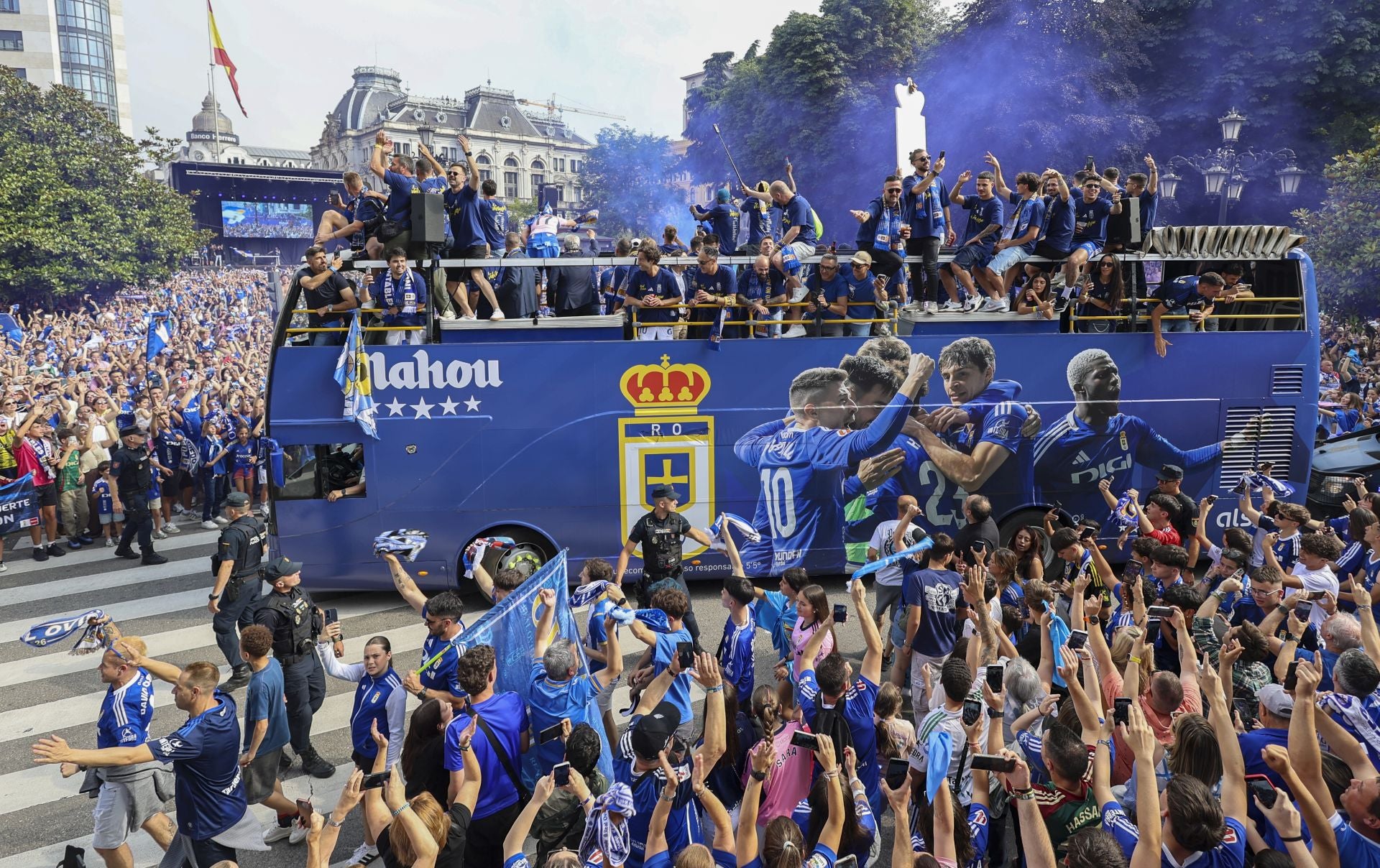 Fiesta eterna en Oviedo tras el ansiado ascenso a Primera