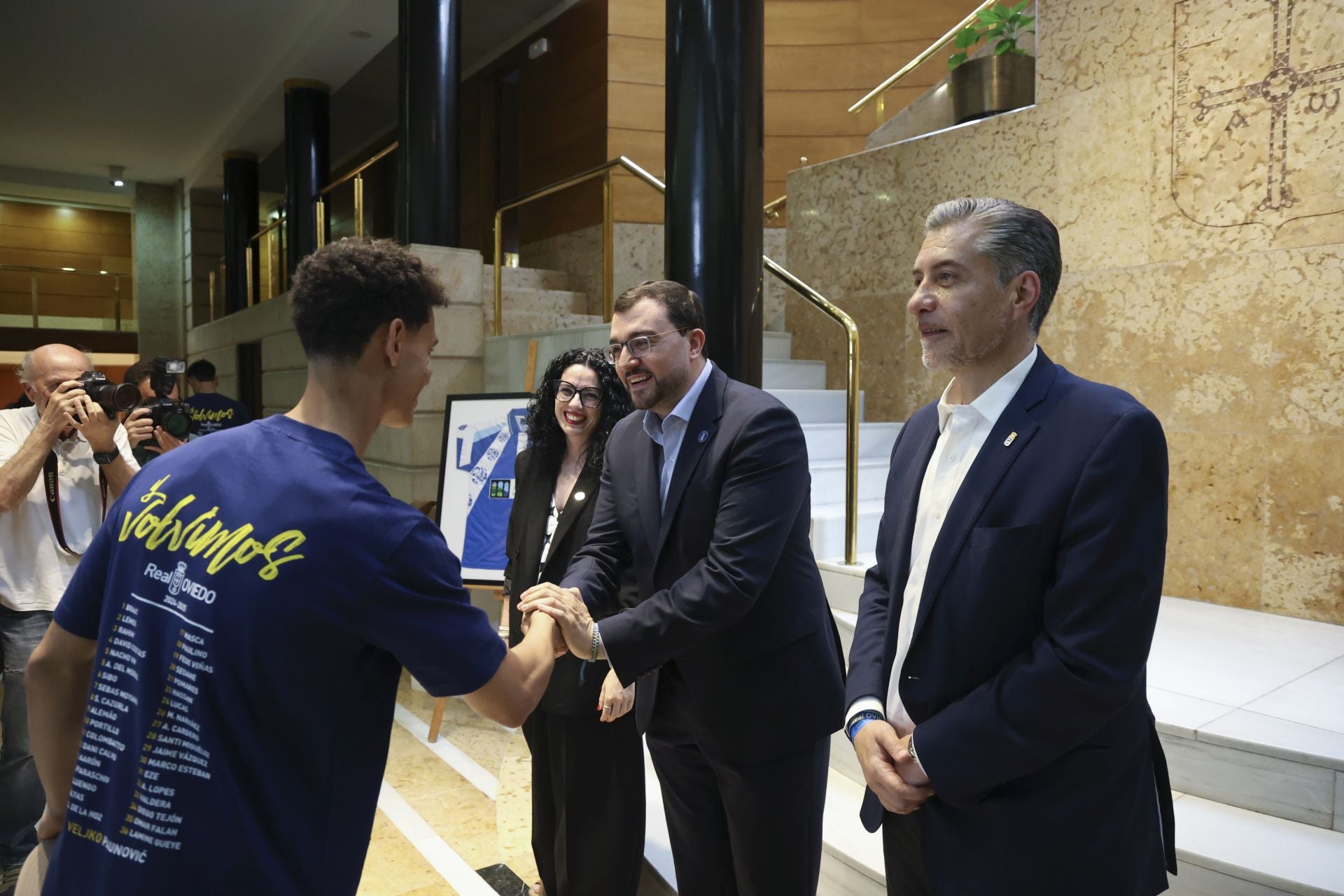 Fiesta eterna en Oviedo tras el ansiado ascenso a Primera
