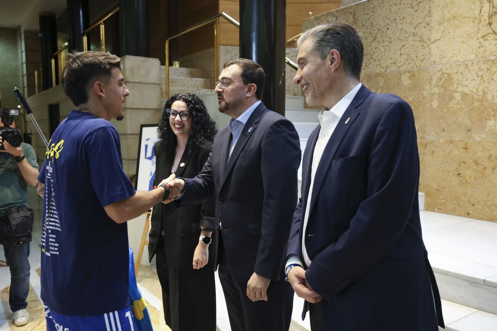 Fiesta eterna en Oviedo tras el ansiado ascenso a Primera
