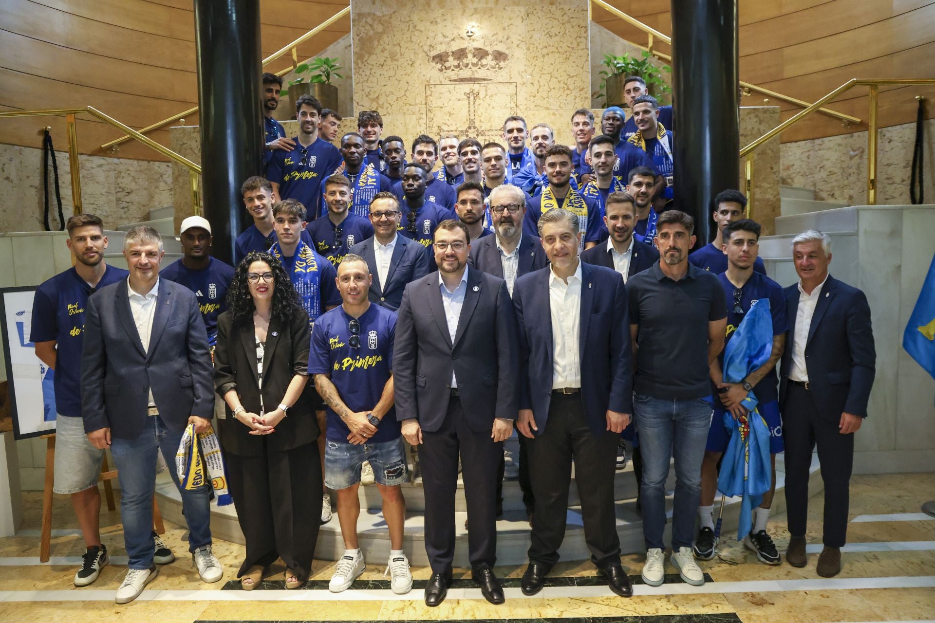 Fiesta eterna en Oviedo tras el ansiado ascenso a Primera