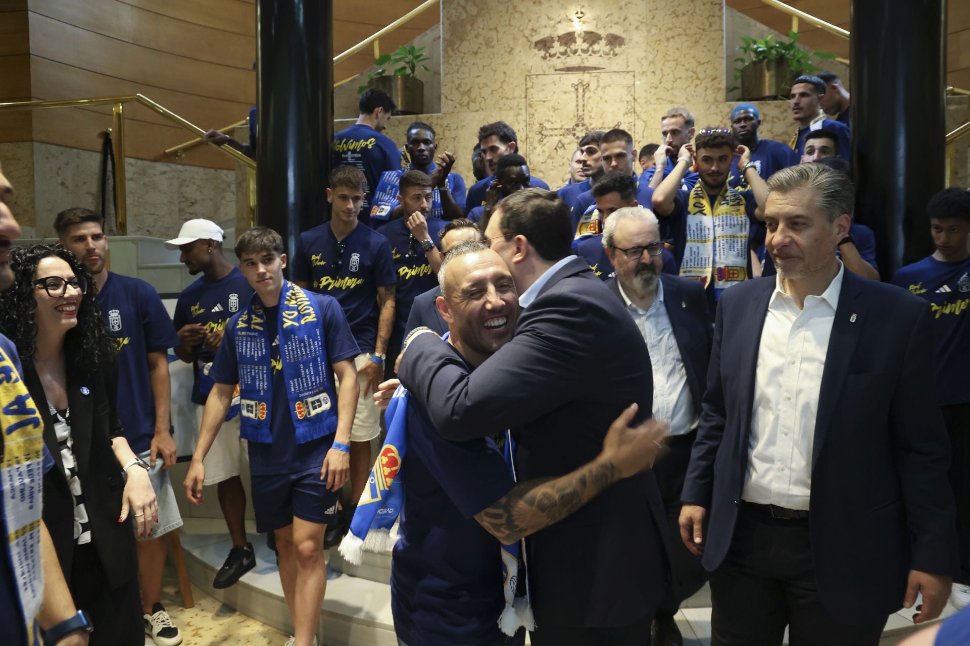 Fiesta eterna en Oviedo tras el ansiado ascenso a Primera
