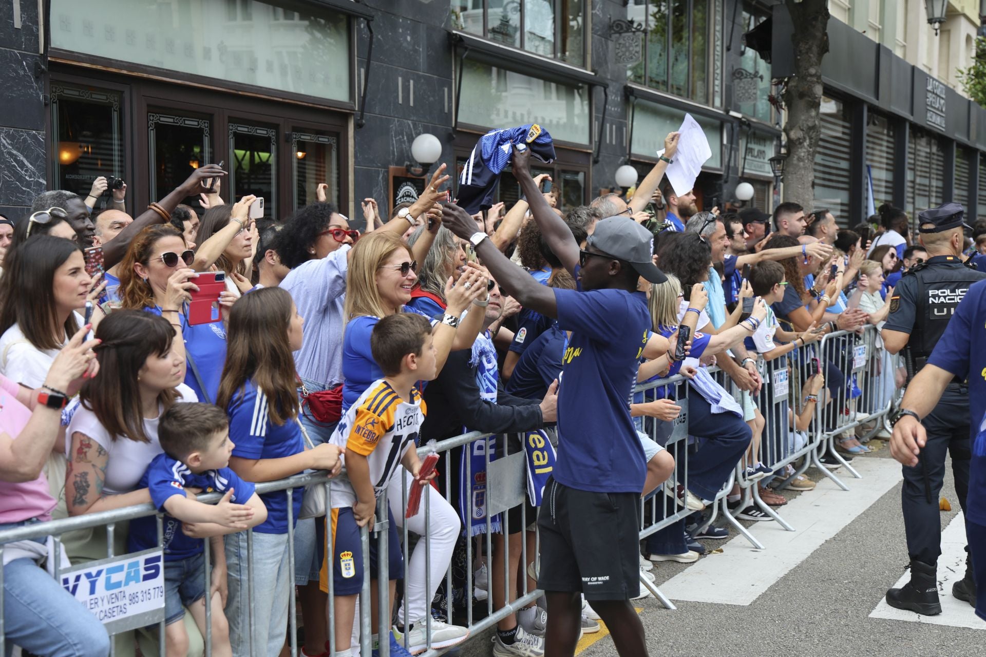 Fiesta eterna en Oviedo tras el ansiado ascenso a Primera