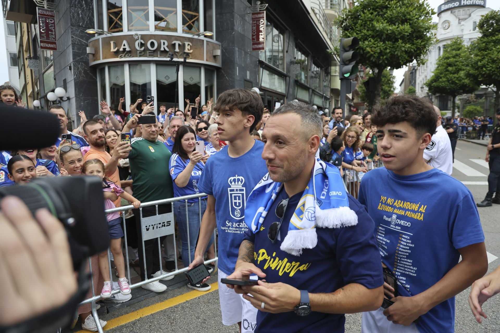 Fiesta eterna en Oviedo tras el ansiado ascenso a Primera