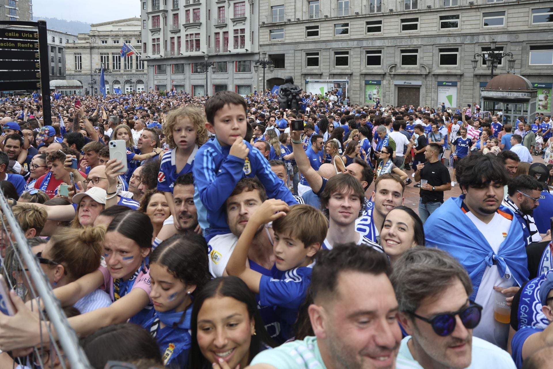 Fiesta eterna en Oviedo tras el ansiado ascenso a Primera