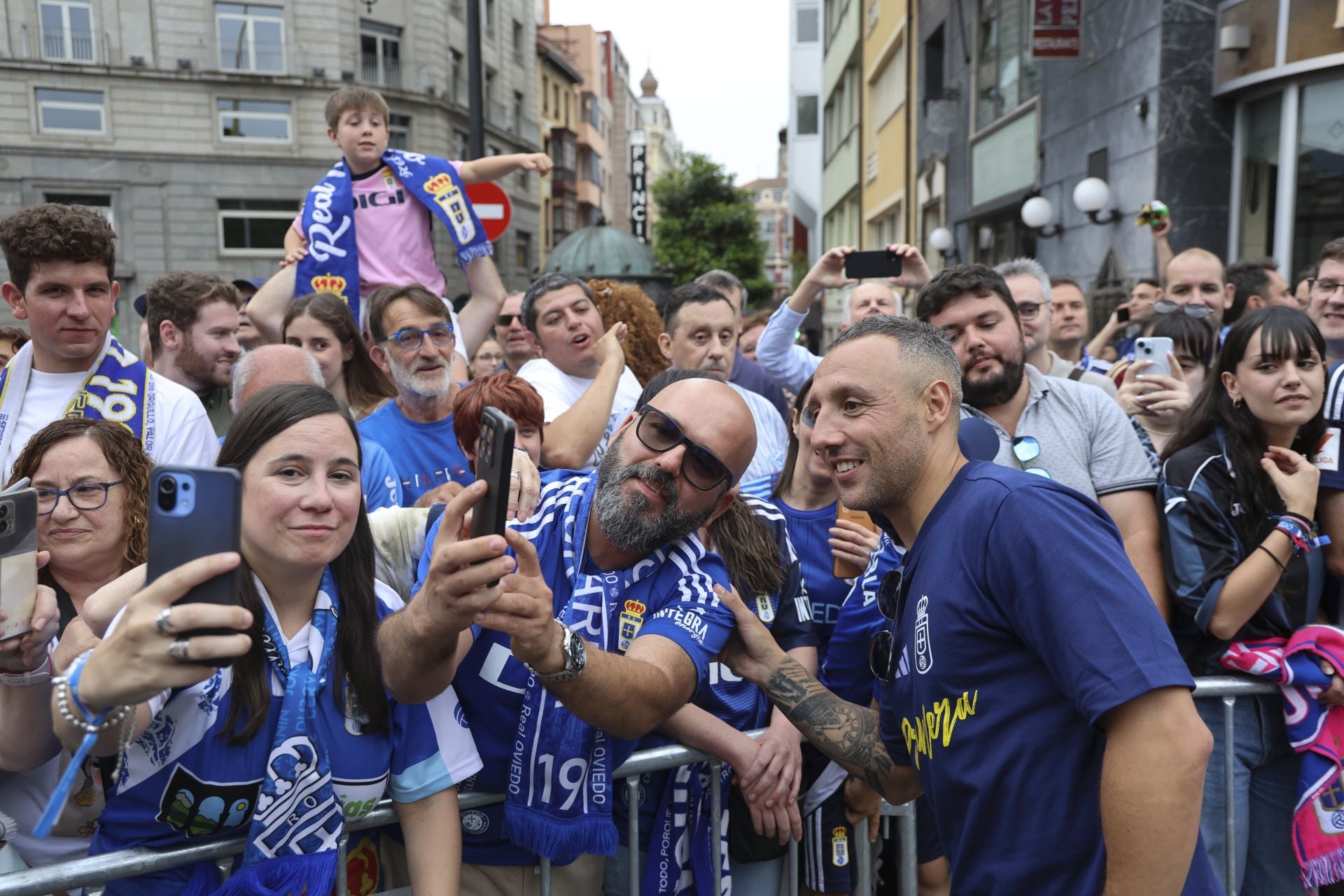 Fiesta eterna en Oviedo tras el ansiado ascenso a Primera