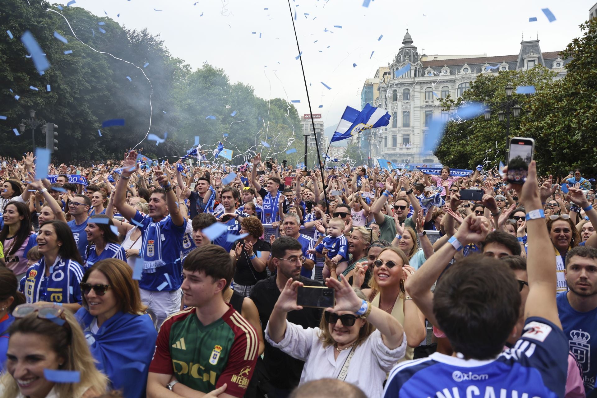 Fiesta eterna en Oviedo tras el ansiado ascenso a Primera