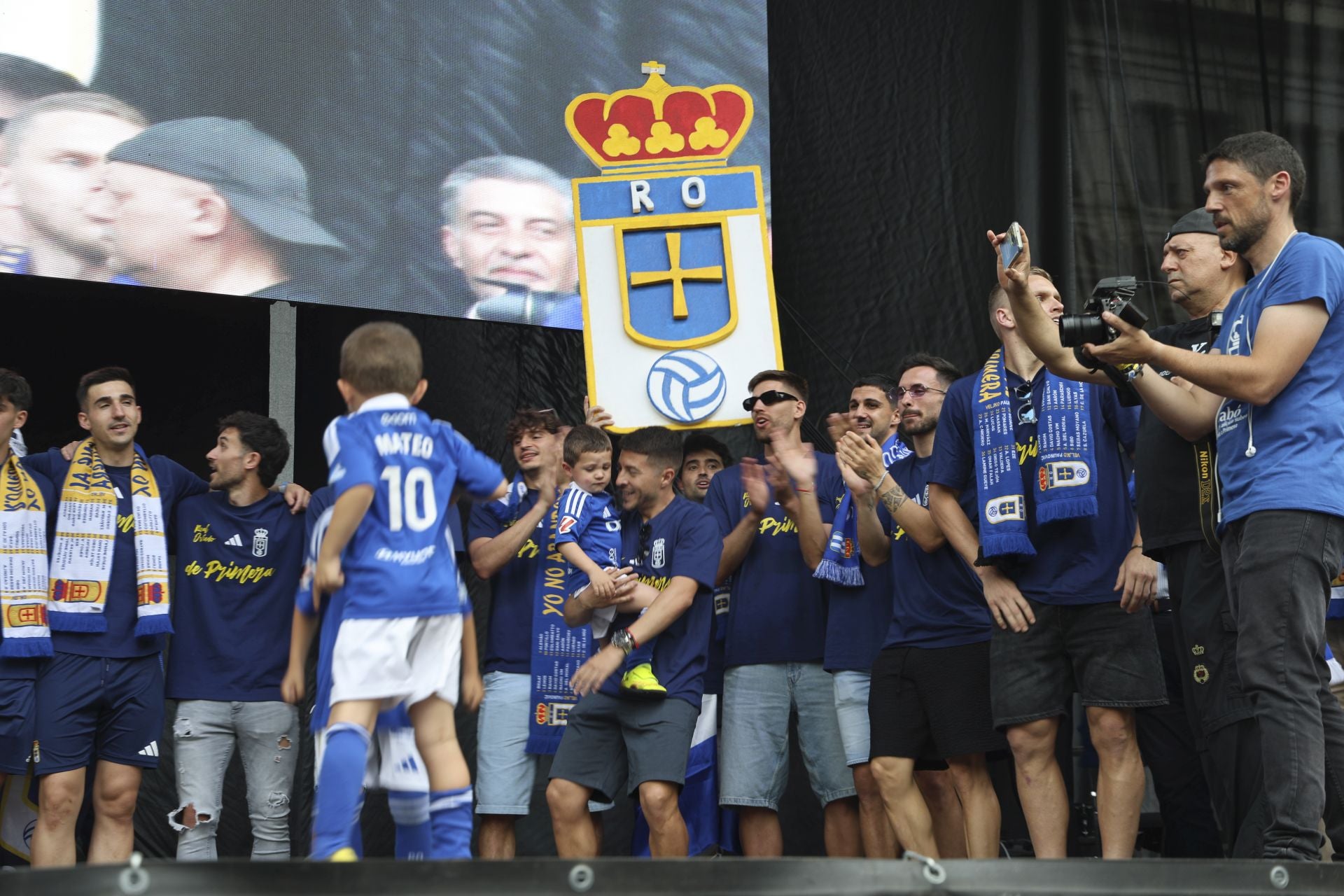 Fiesta eterna en Oviedo tras el ansiado ascenso a Primera