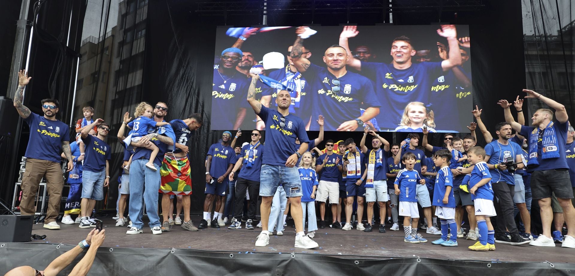Fiesta eterna en Oviedo tras el ansiado ascenso a Primera