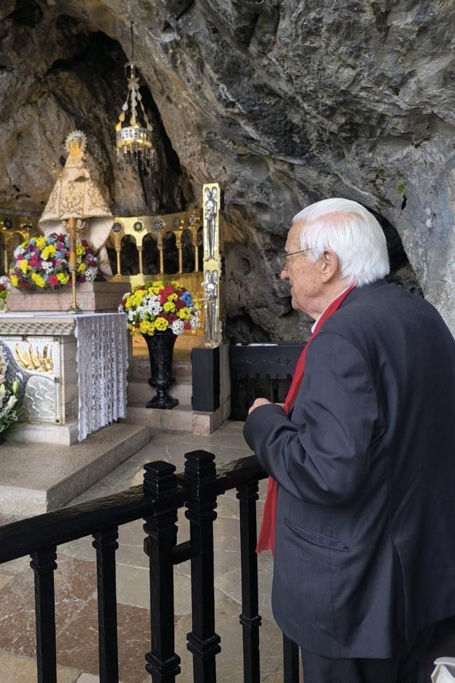 El sacerdote, frente a la Santina de Covadonga.