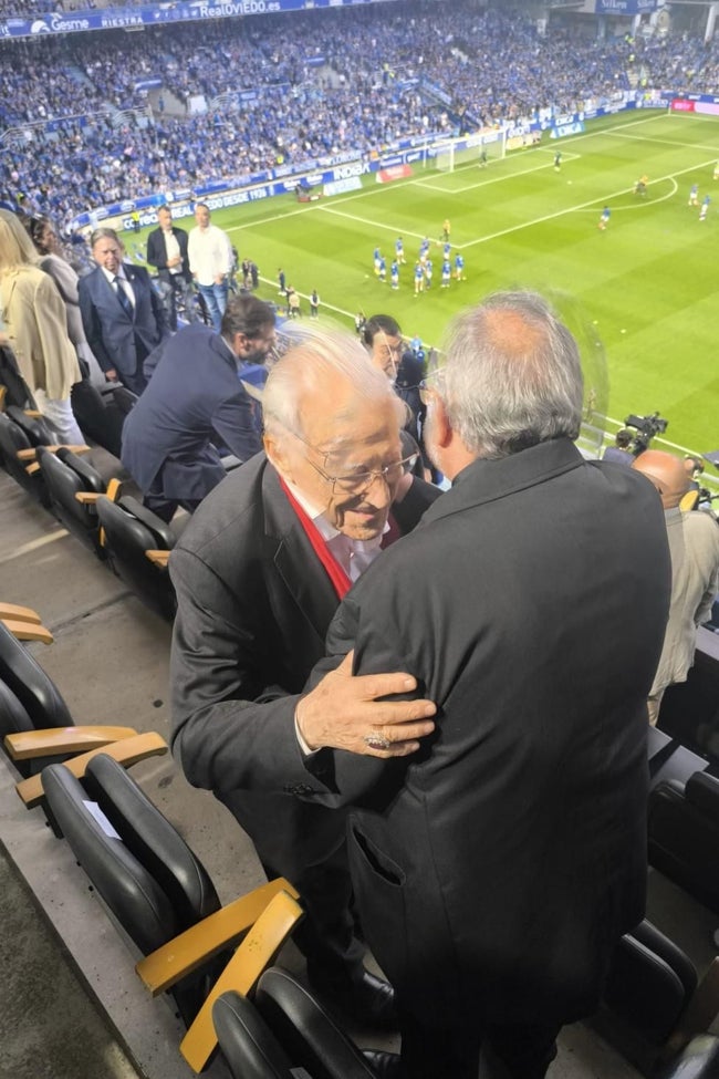 Se fundió en un abrazo con el Arzobispo de Oviedo.