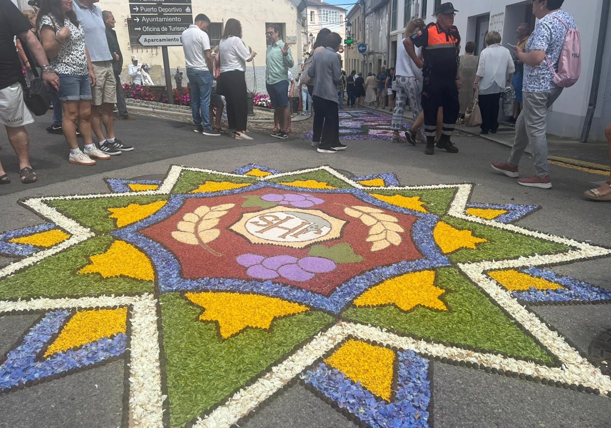 El ascenso del Real Oviedo se cuela en las alfombras florales del Corpus de Castropol