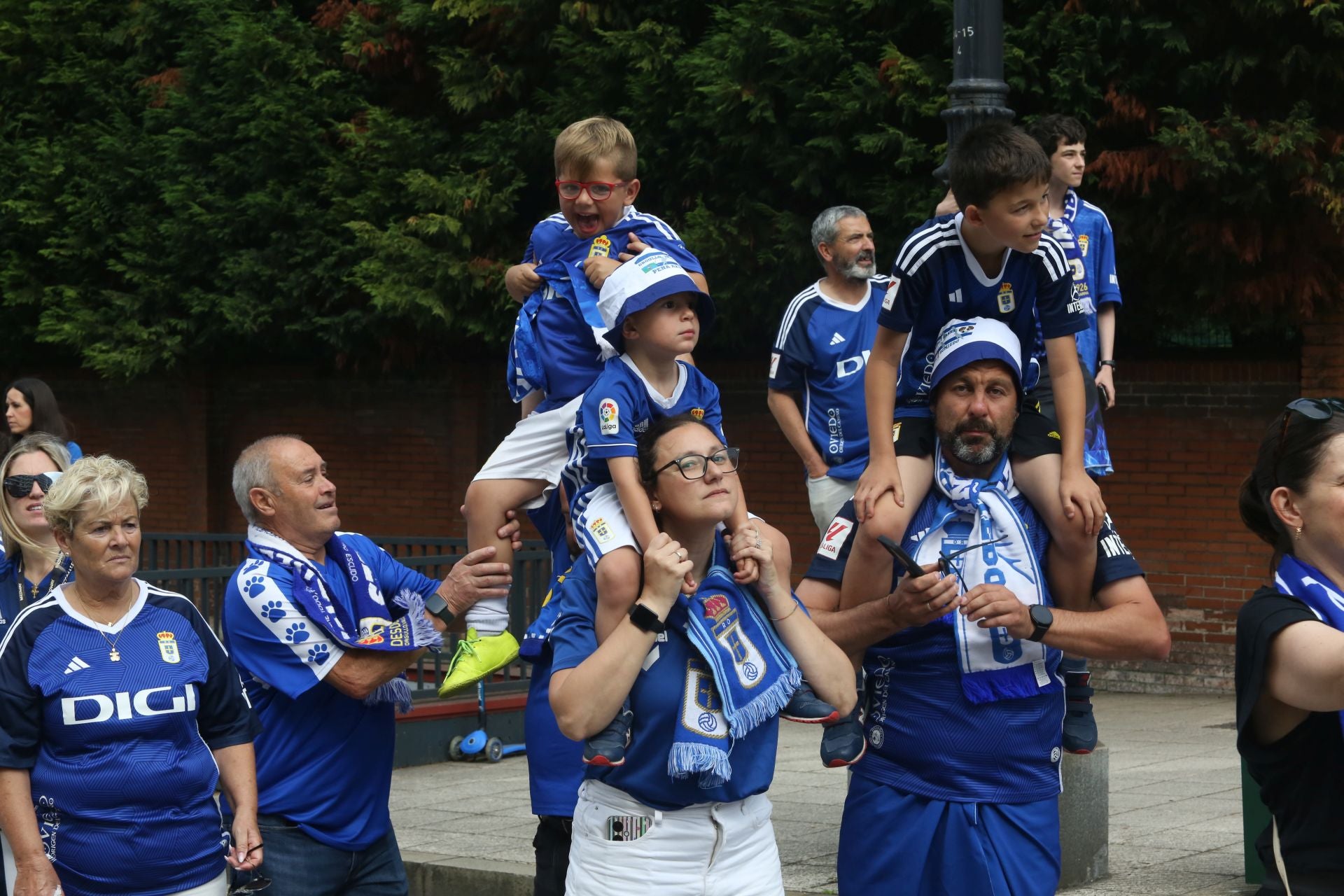 Fiesta eterna en Oviedo tras el ansiado ascenso a Primera