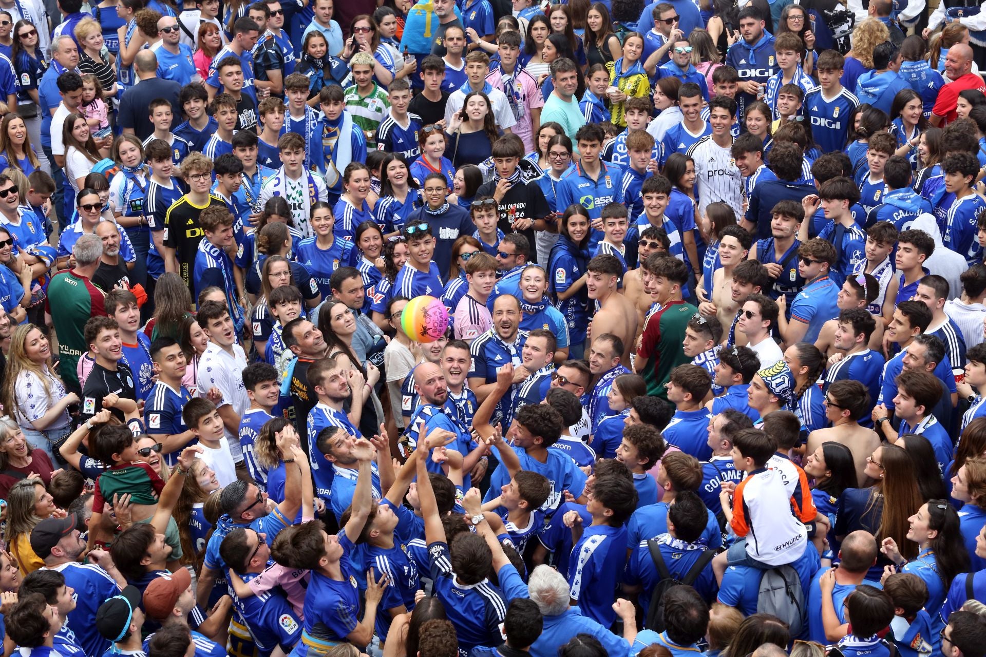 Fiesta eterna en Oviedo tras el ansiado ascenso a Primera