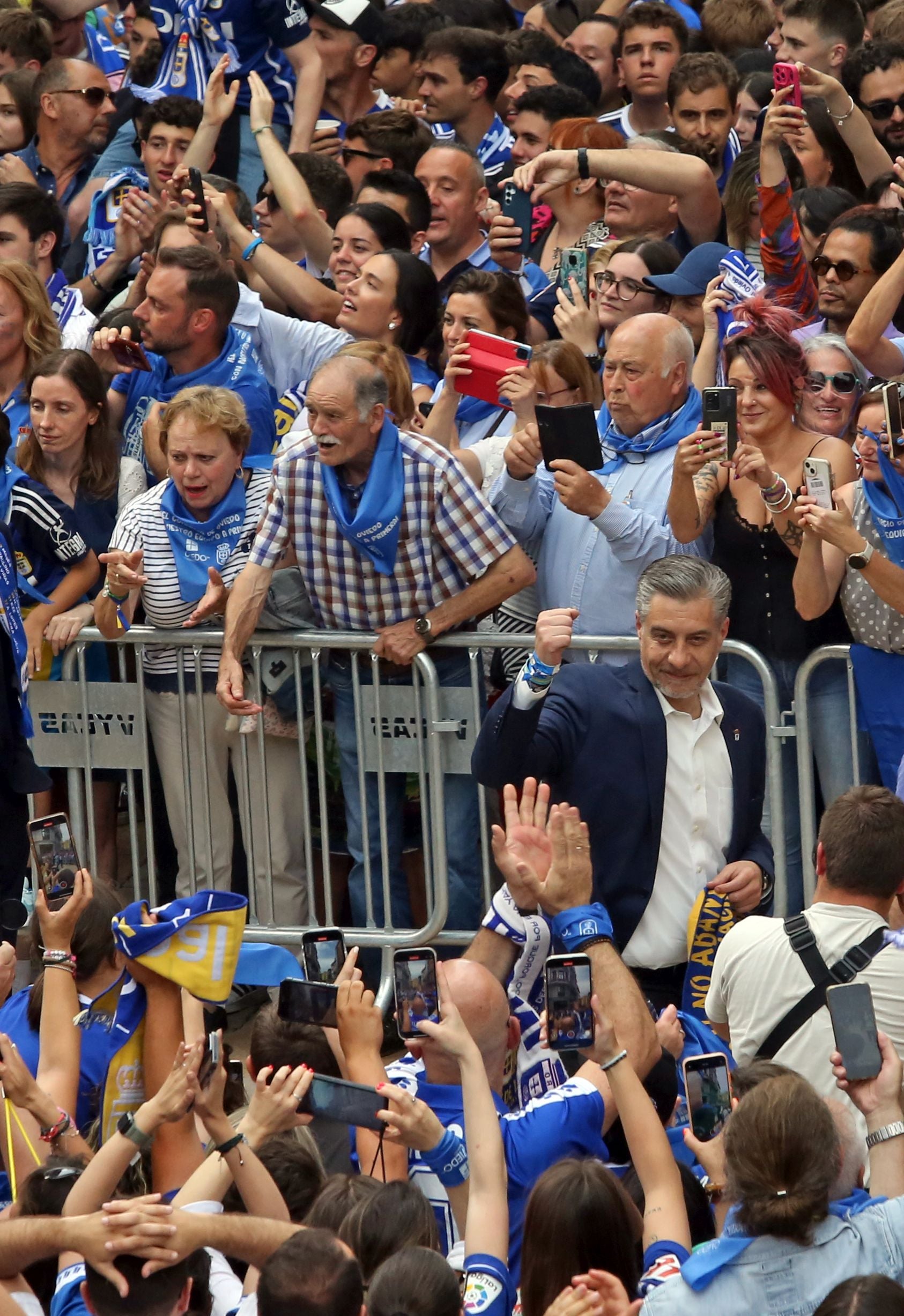 Fiesta eterna en Oviedo tras el ansiado ascenso a Primera