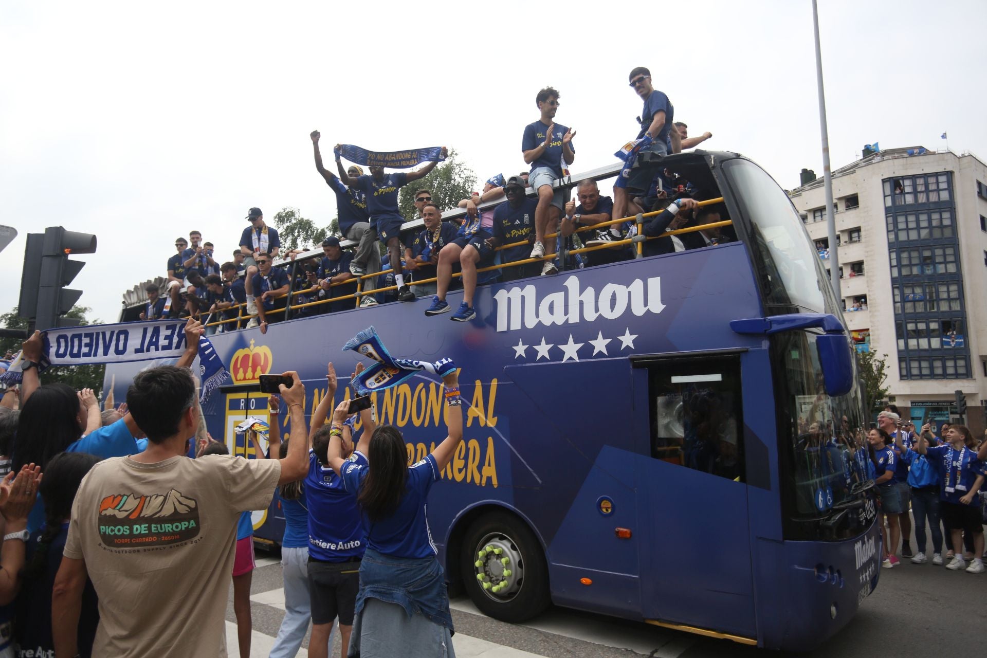 Fiesta eterna en Oviedo tras el ansiado ascenso a Primera