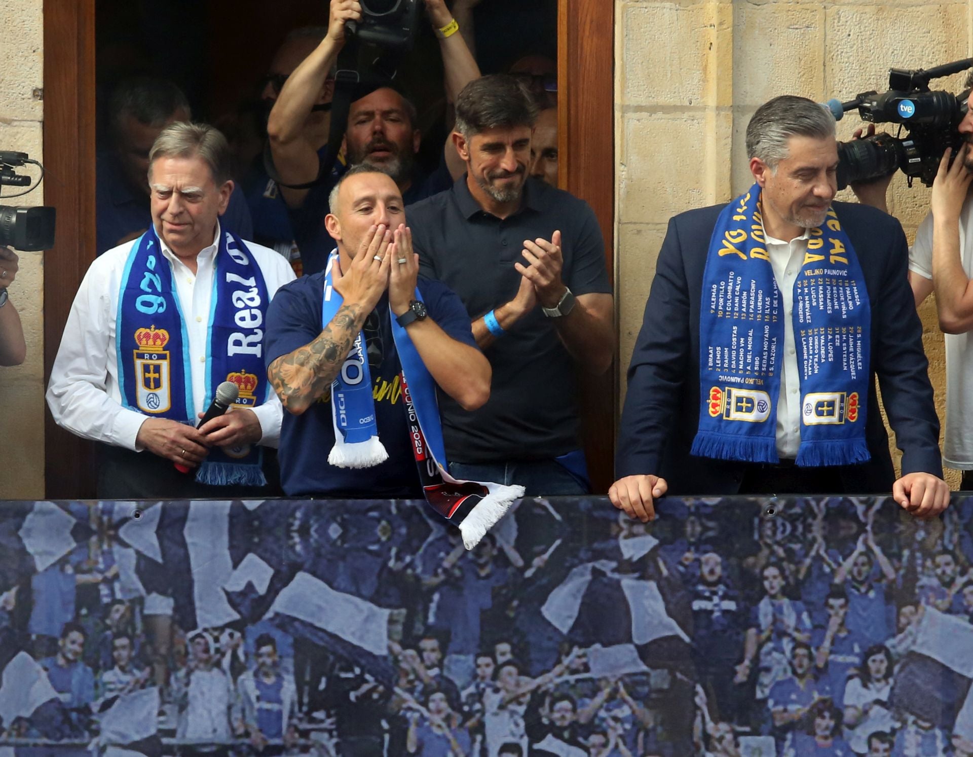 Fiesta eterna en Oviedo tras el ansiado ascenso a Primera