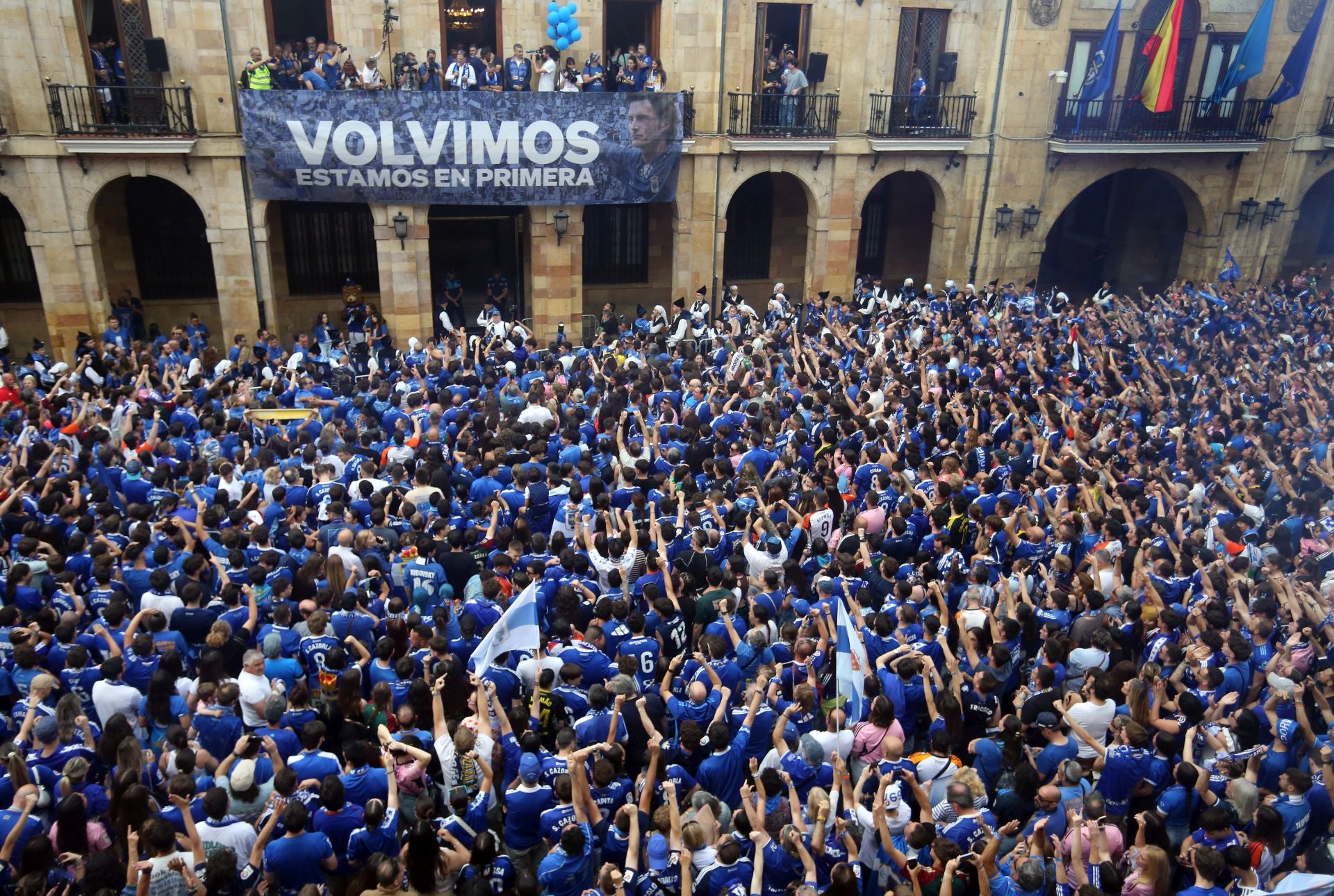 Fiesta eterna en Oviedo tras el ansiado ascenso a Primera