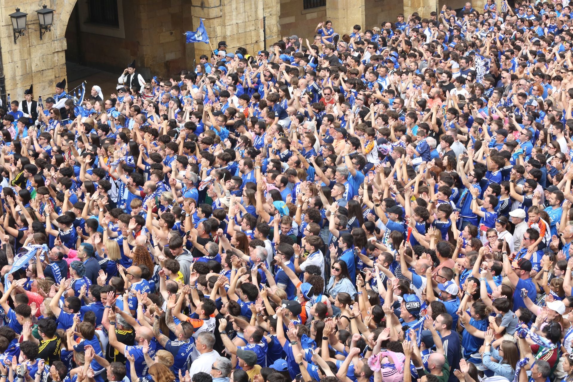 Fiesta eterna en Oviedo tras el ansiado ascenso a Primera