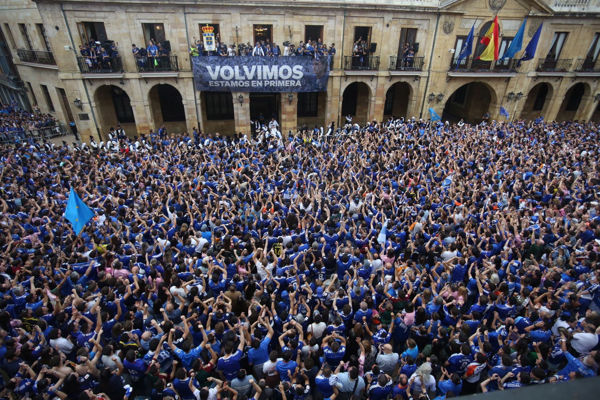 Fiesta eterna en Oviedo tras el ansiado ascenso a Primera