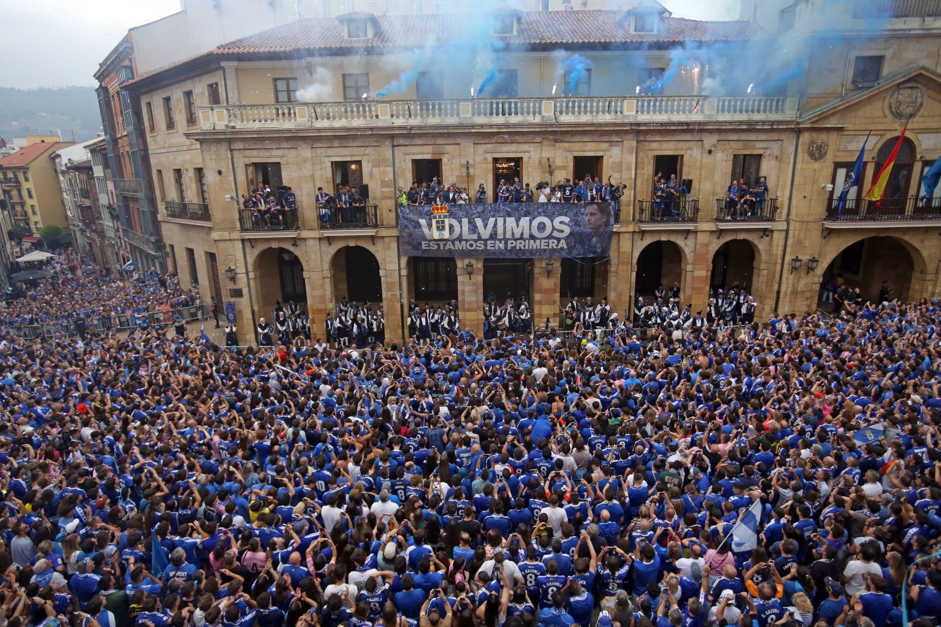 Fiesta eterna en Oviedo tras el ansiado ascenso a Primera