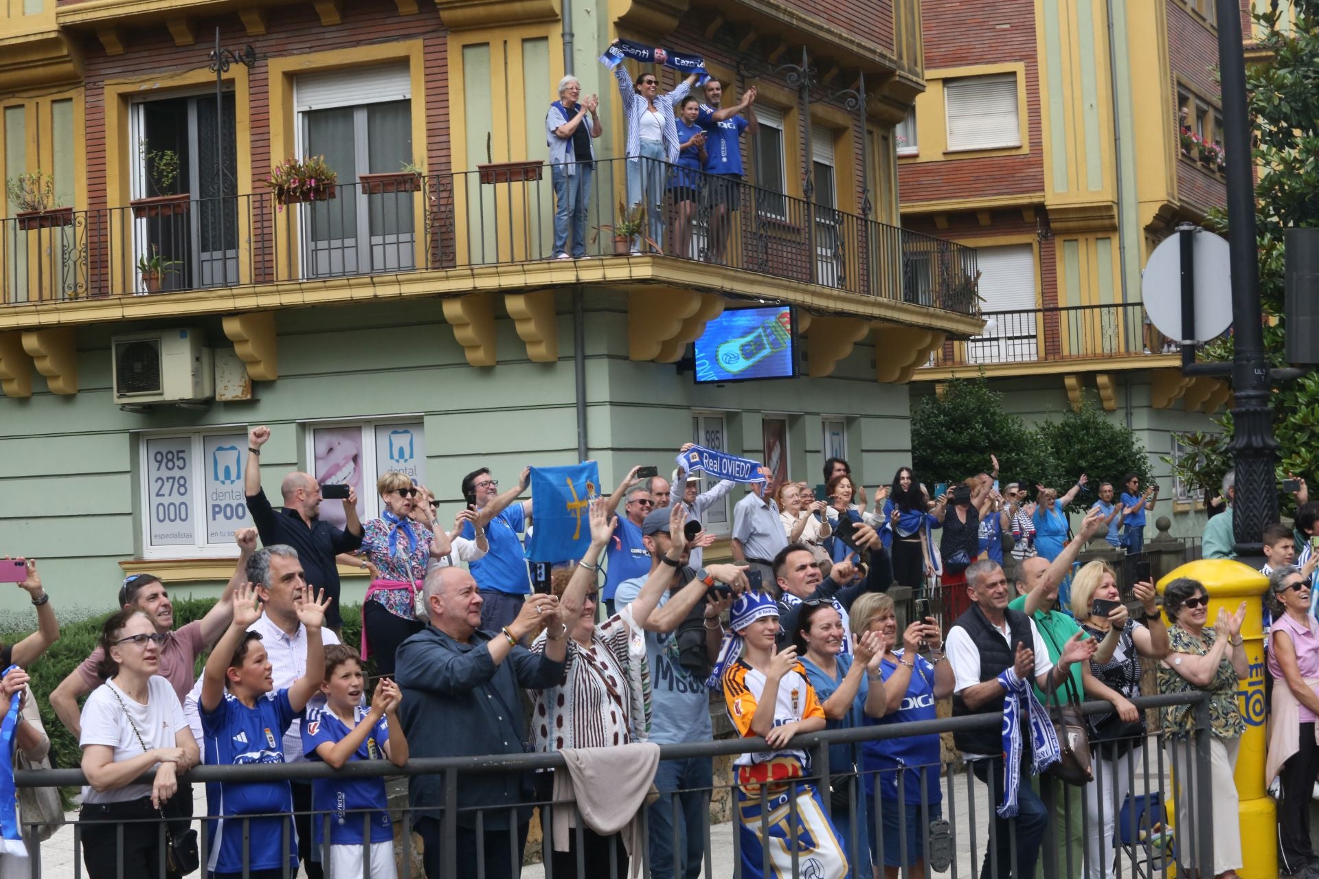 Fiesta eterna en Oviedo tras el ansiado ascenso a Primera