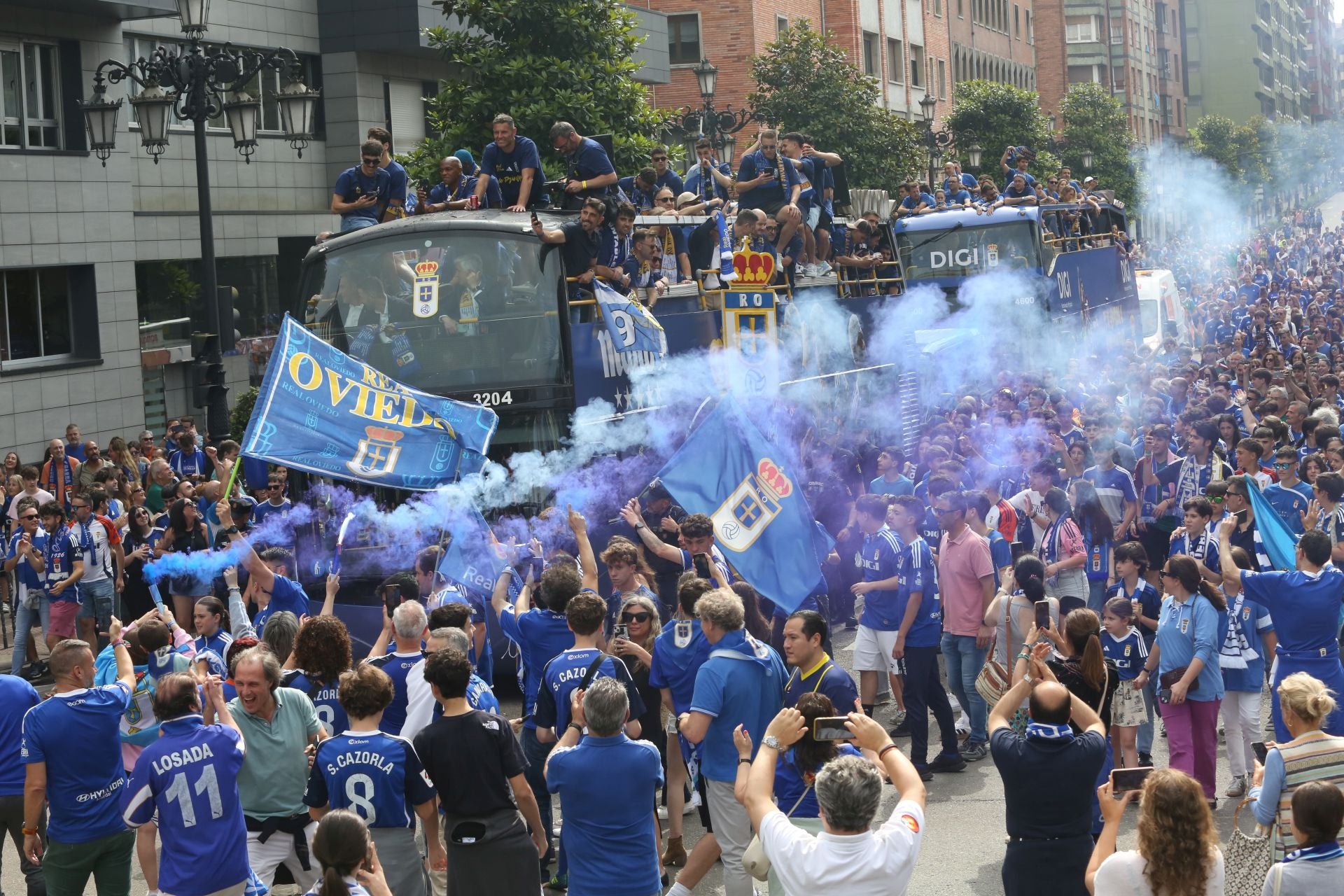 Fiesta eterna en Oviedo tras el ansiado ascenso a Primera