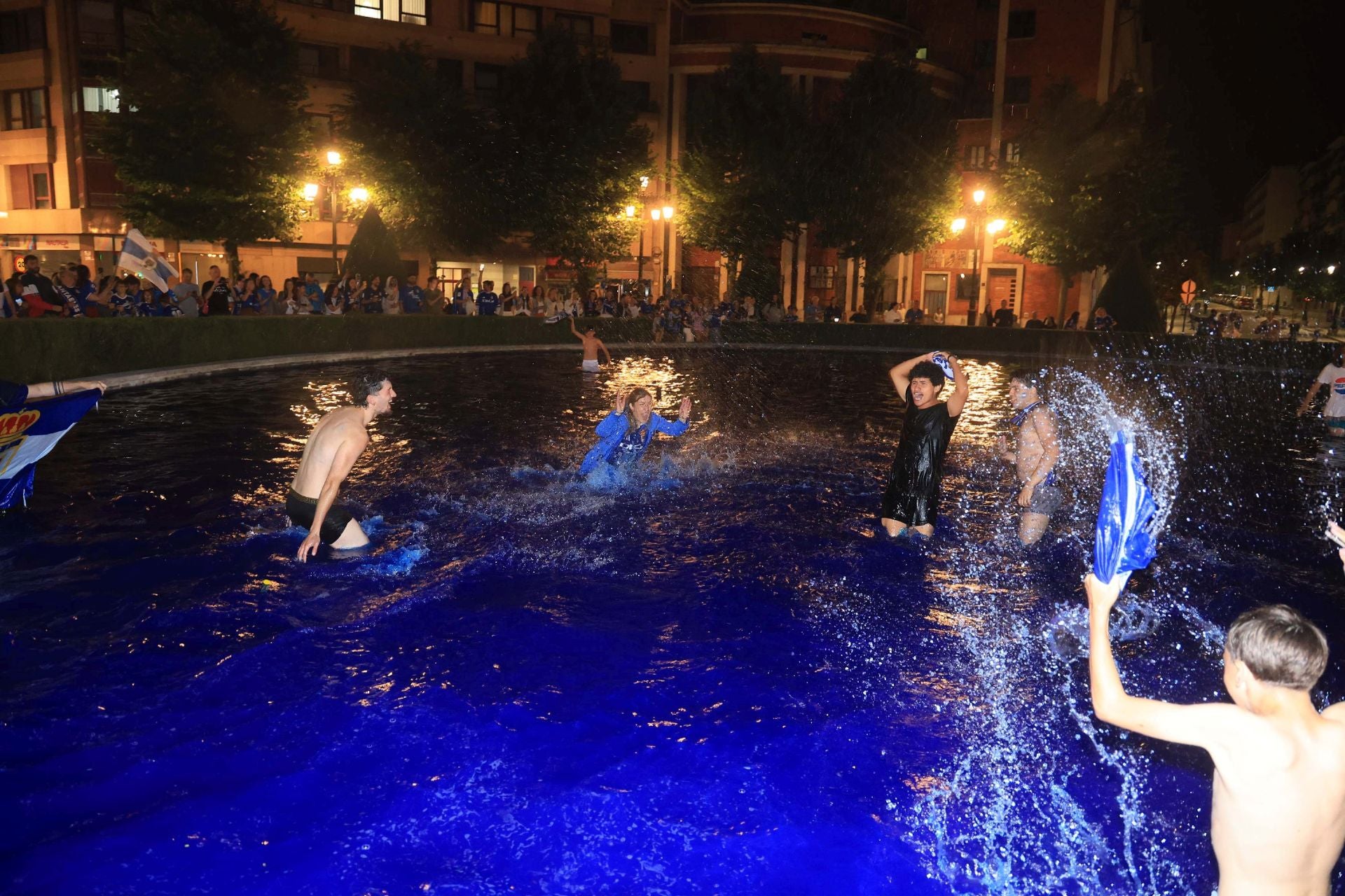 Locura y celebración en Oviedo por volver a Primera