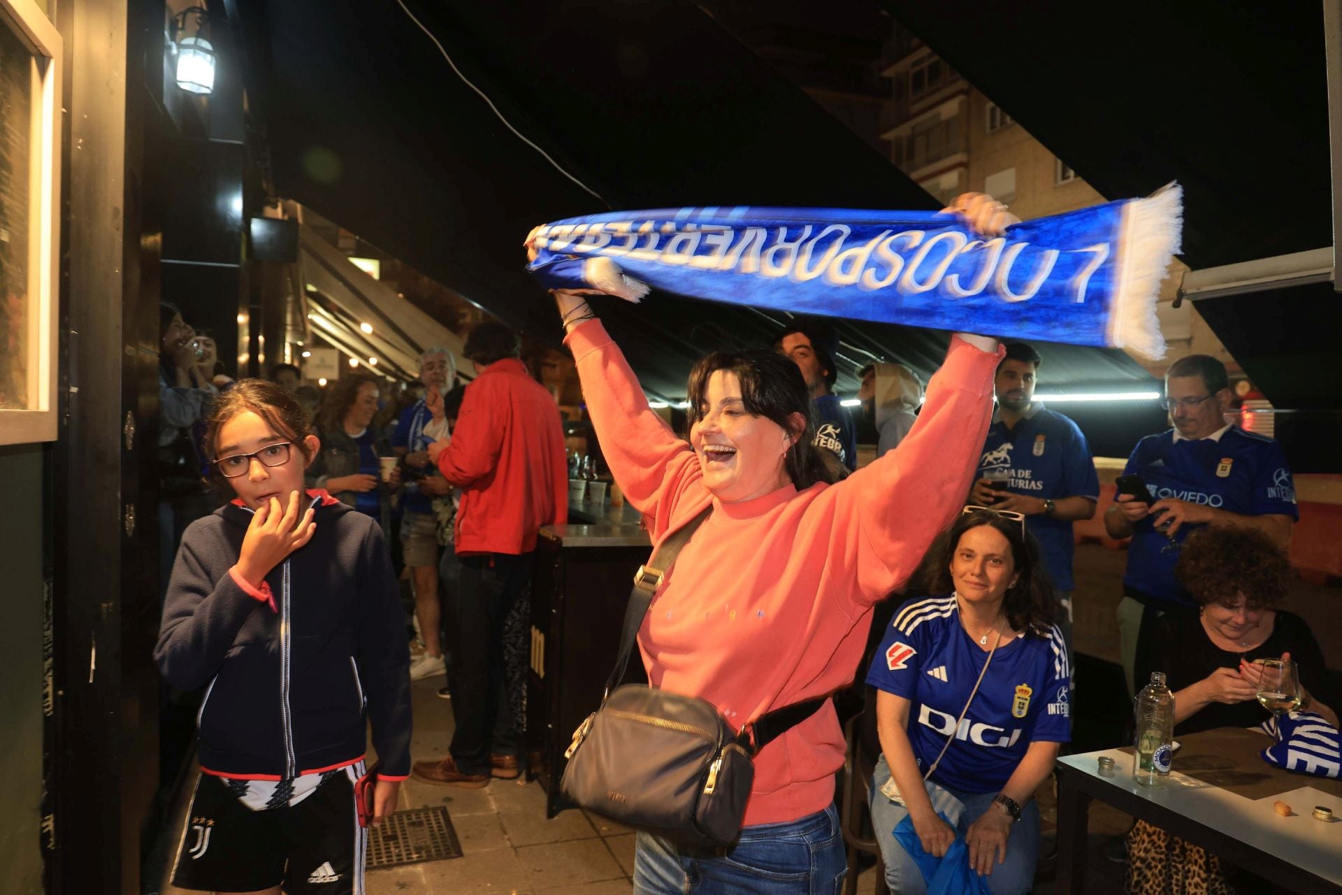 Locura y celebración en Oviedo por volver a Primera