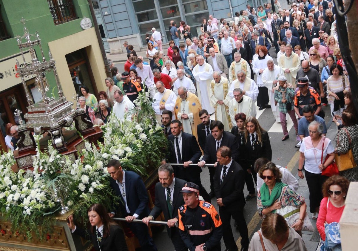 La multitudinaria procesión de La Custodia por las calles de Gijón.