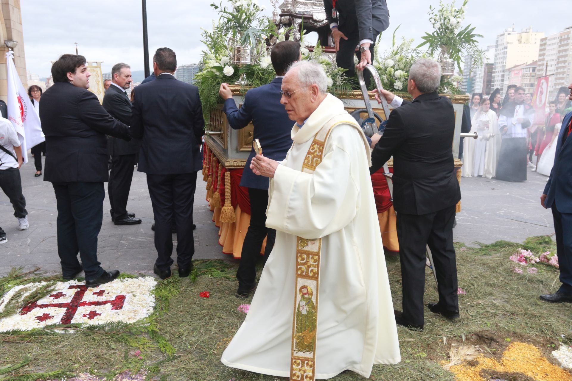 Gijón celebra la tradicional procesión del Corpus Christi